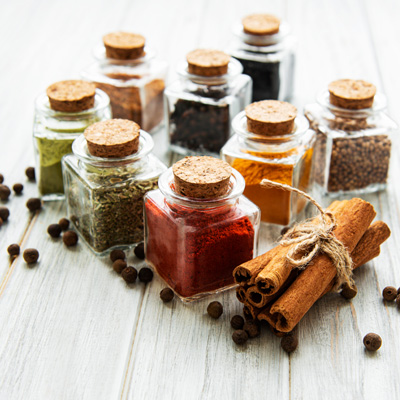 Banner image with filled spice jars, arranged with peppercorns and cinnamon sticks – optimized for mobile display